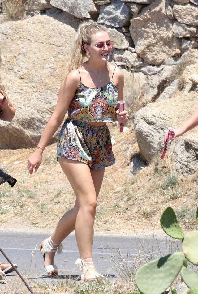 张伯伦女友资料,张伯伦女友简历