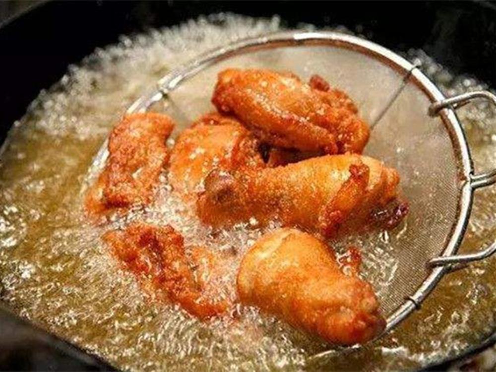 新生儿胀气妈妈应该少吃哪种食物,母乳喂养要少吃什么预防宝宝胀气