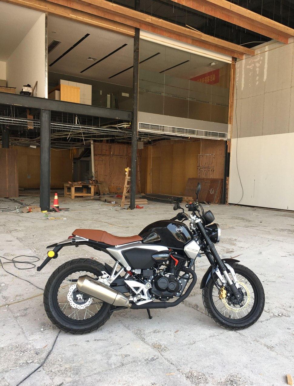 同事买了一辆日系车,同事买的摩托车