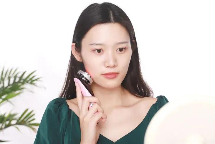 “38岁的年纪,18岁的脸”:能保持年轻的女人,手里少不了它