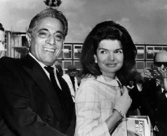 她是全美国女人的偶像,首婚嫁给最高权力者,二婚嫁给世界首富