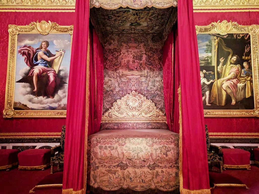 穿粉色就是娘娘腔？让小李子和猫王告诉你什么叫“油而不腻”