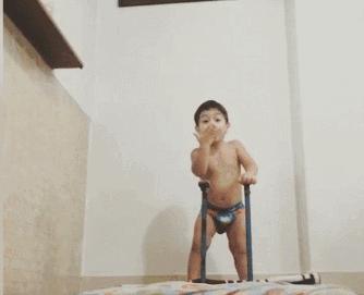 伊朗足球神童腹肌,6岁伊朗腹肌小男孩