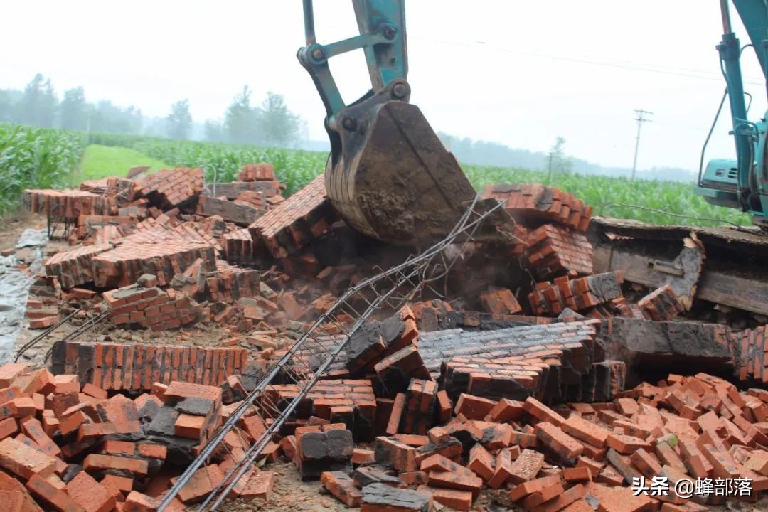 占用耕地建房的如何处理？分3种情况处置，新规下不止拆那么简单