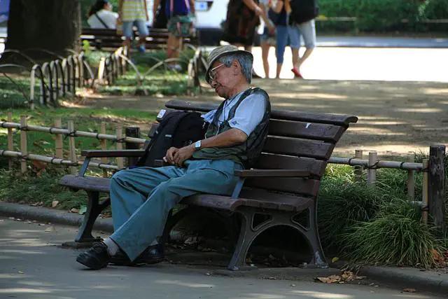 日本穷人一个月能挣多少钱,在日本收入多少钱算穷人呢