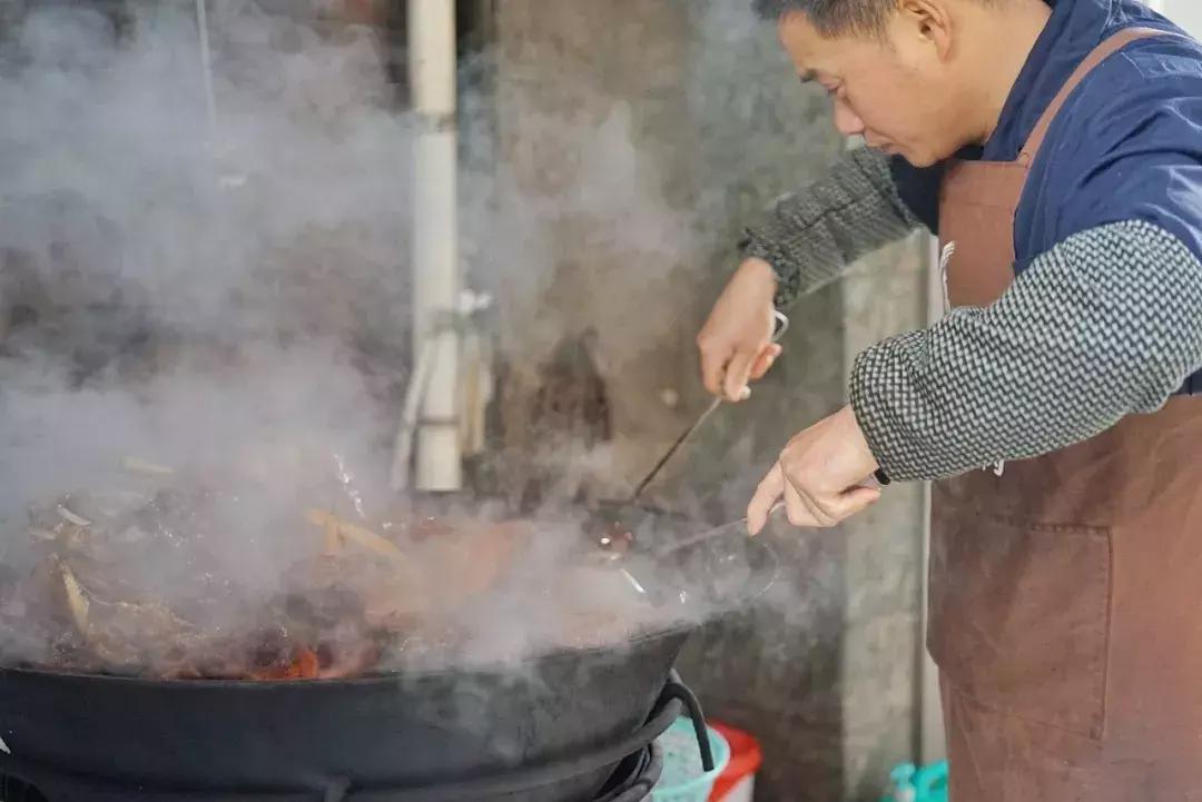 炕锅羊肉面最正宗做法,柴火灶大铁锅炖羊肉