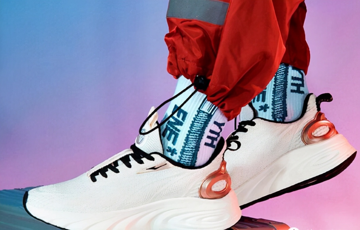 亚瑟士跑鞋和国产跑鞋,耐克跑鞋和国产跑鞋