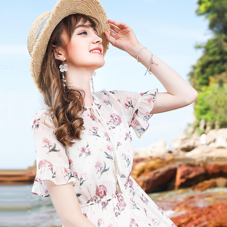 一袭薄纱连衣裙优雅浪漫,一袭雪纺长裙亮相