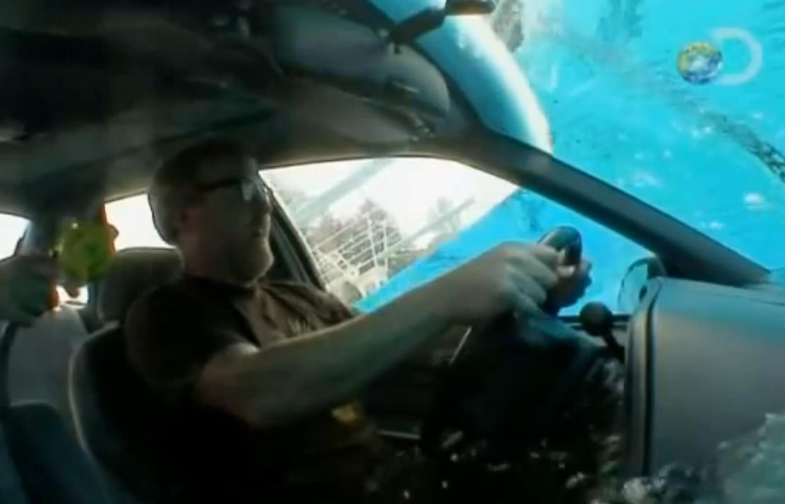 汽车掉水里车门打不开怎么自救,车辆进去水中车门为什么打不开