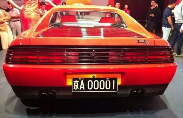 41岁创业成中国首富,中国前第一首富买法拉利