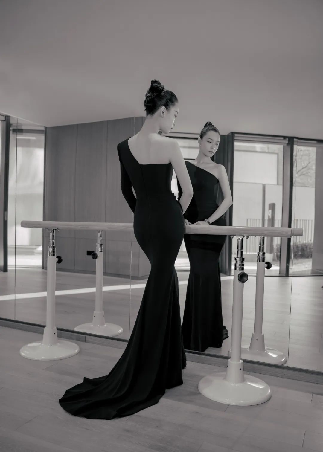 所有女生！帮你扒了10位女明星的*服私**，520照着穿就对啦