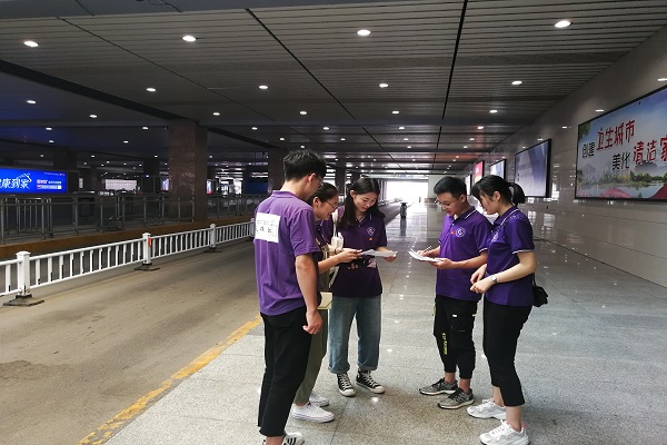 “文旅交韵”实践团进行BRT快速公交系统的调查