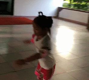 4岁孩子学滑冰总说累不好好学,女儿学溜冰说说