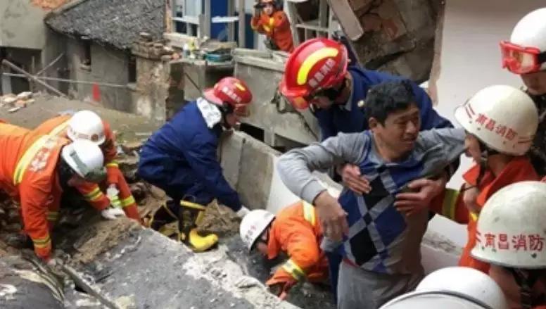 拆除楼倒塌瞬间,拆除承重墙坍塌事件