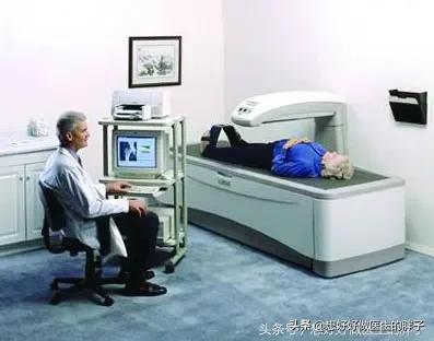 女性绝经期出现骨痛，提示可能骨质疏松了，医生教您如何系统应对