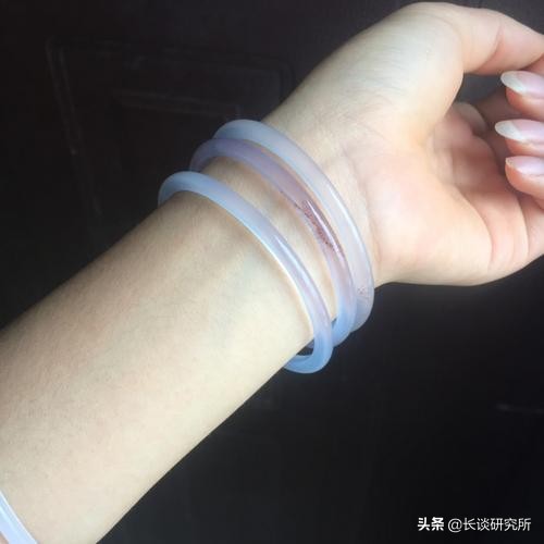 手腕大的女孩怎么选黄金手镯,女性如何选择自己的翡翠手镯