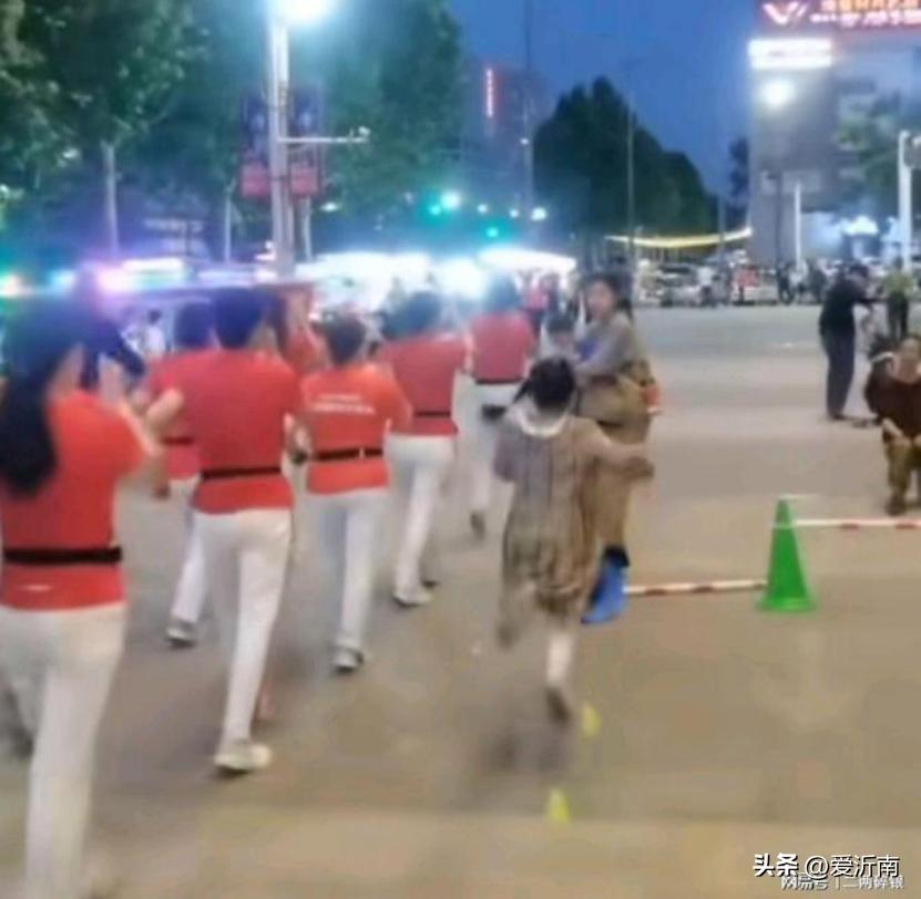 大妈暴走团怒踢护栏锥桶后续,大妈暴走团踢飞锥桶护栏