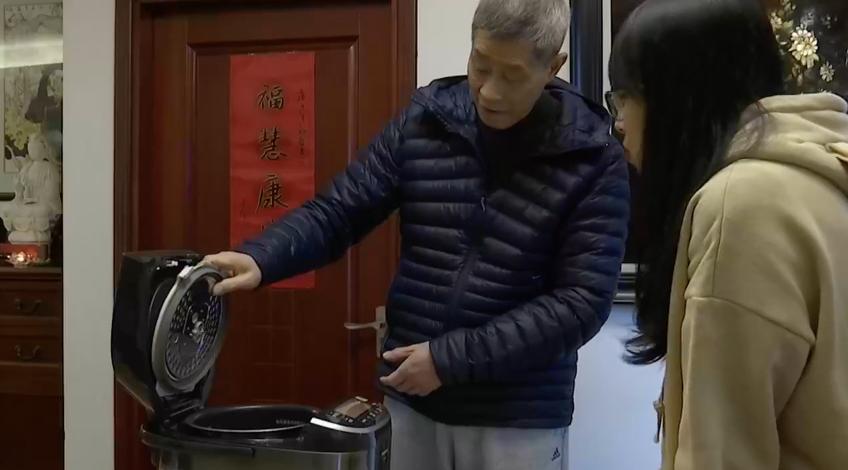 大爷花5300元买电饭煲，换个橡胶头1400，维修工：都是这个价