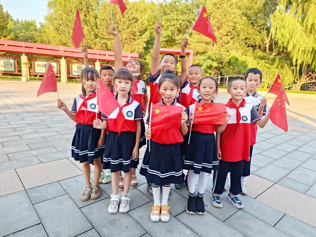 传承红色基因——包头市包钢实验二小“红领巾梦想号”起航