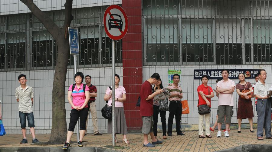 只因用了花呗支付，老板娘助人为乐反被讹，女子：手续费得你拿