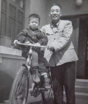 当年的父亲：饱经沧桑，很像“大人”