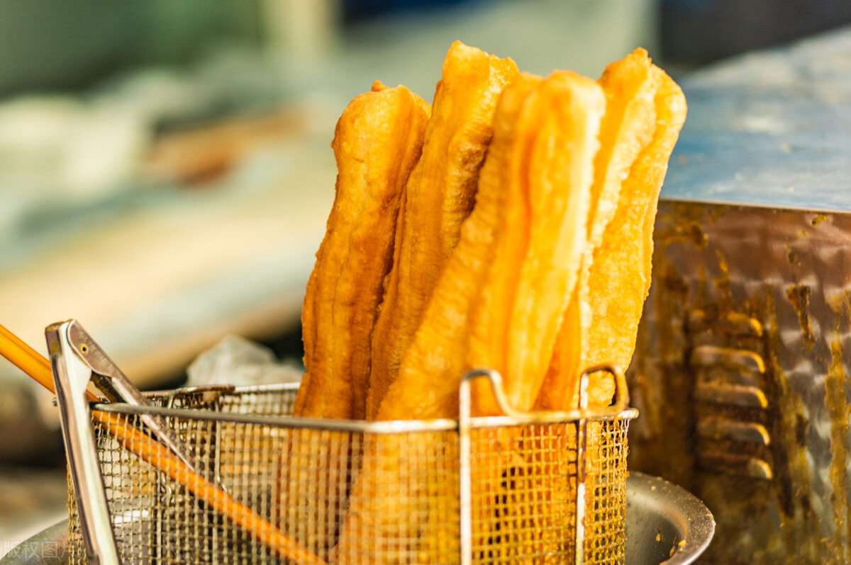 油条的家常菜做法全过程,大米做油条的制作方法