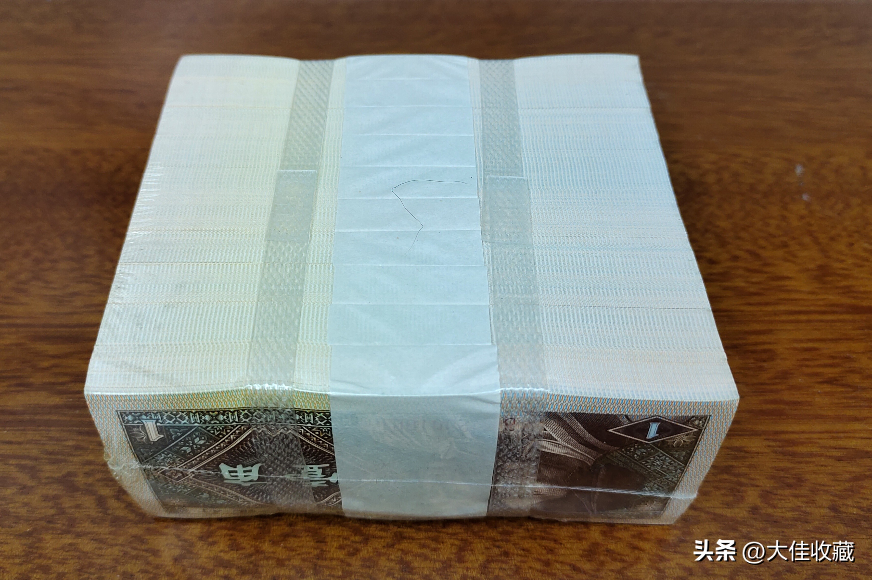 1962年一角纸币红冠号值多少钱,1980一角冠号mc的纸币值多少钱