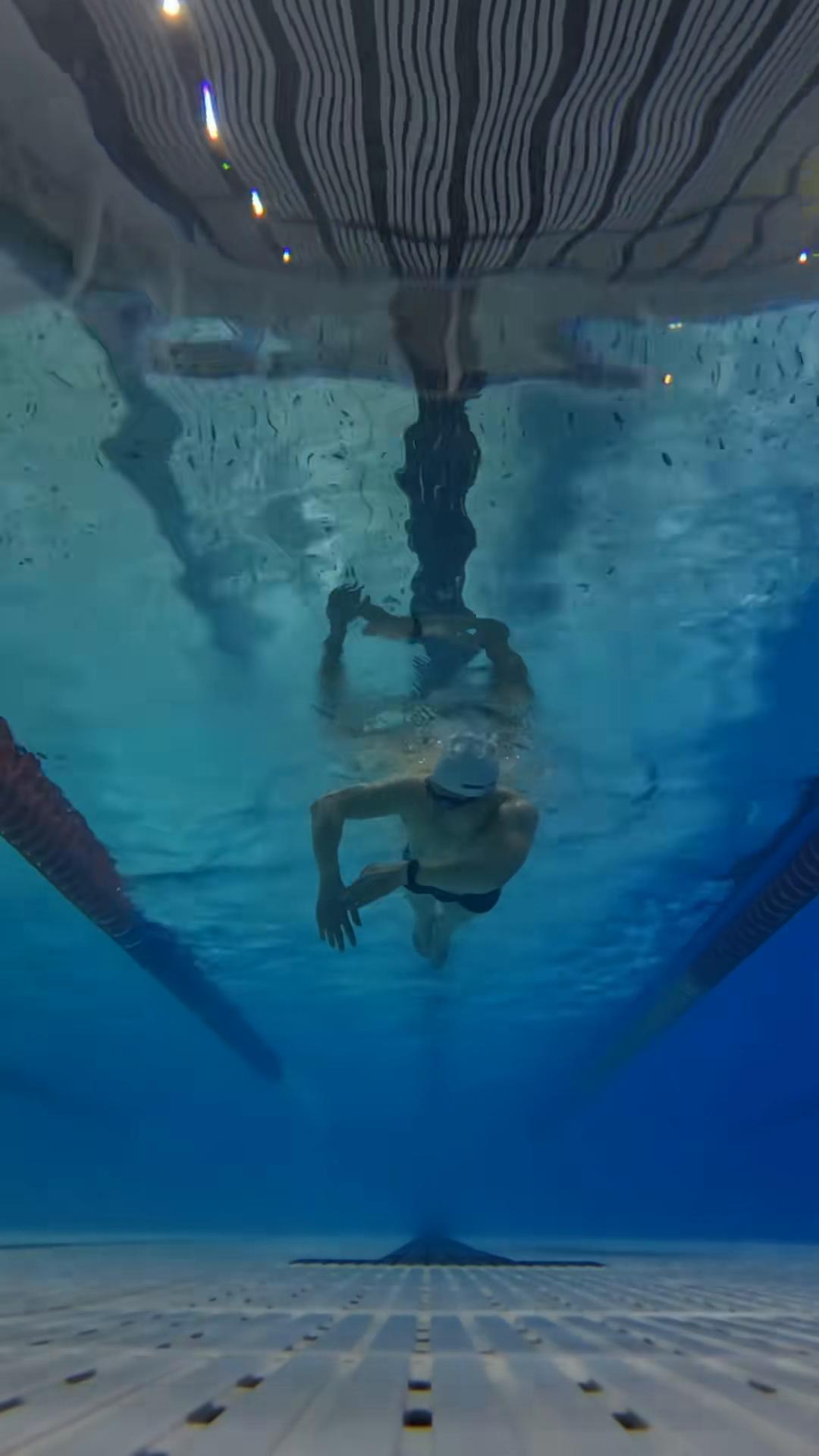 自由泳减阻提速方法,自由泳打腿感觉阻力大什么原因