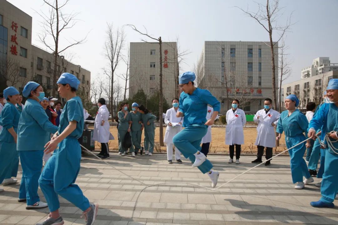 踢毽子跳绳比赛总结,跳绳接力比赛完整视频