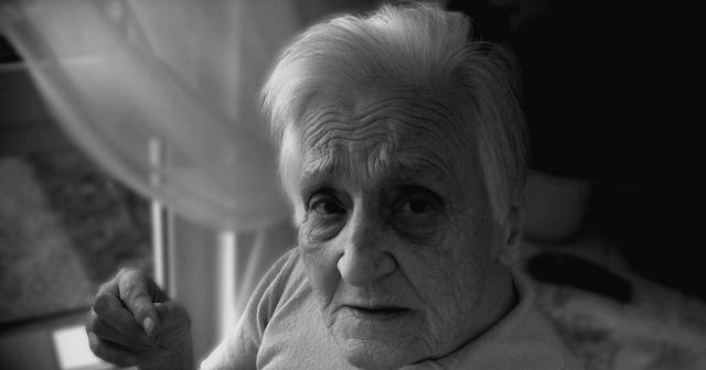 丈夫沉迷打牌老婆又打又骂,丈夫沉迷麻将妻子赶过去一看