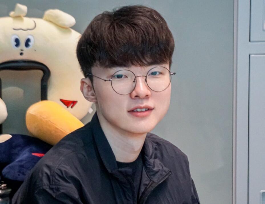 faker手伤严重吗,faker手伤获赔600w黄金右手