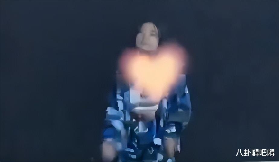 女生军训表演肩带滑落走光,多次露球继续热舞,真容曝光疑似炒作