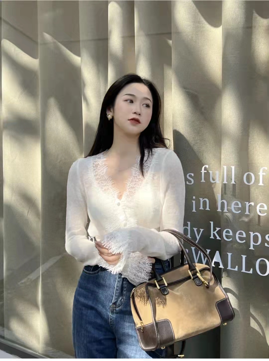 白色牛仔裤配什么颜色针织开衫,针织开衫白色和黑色哪个好看