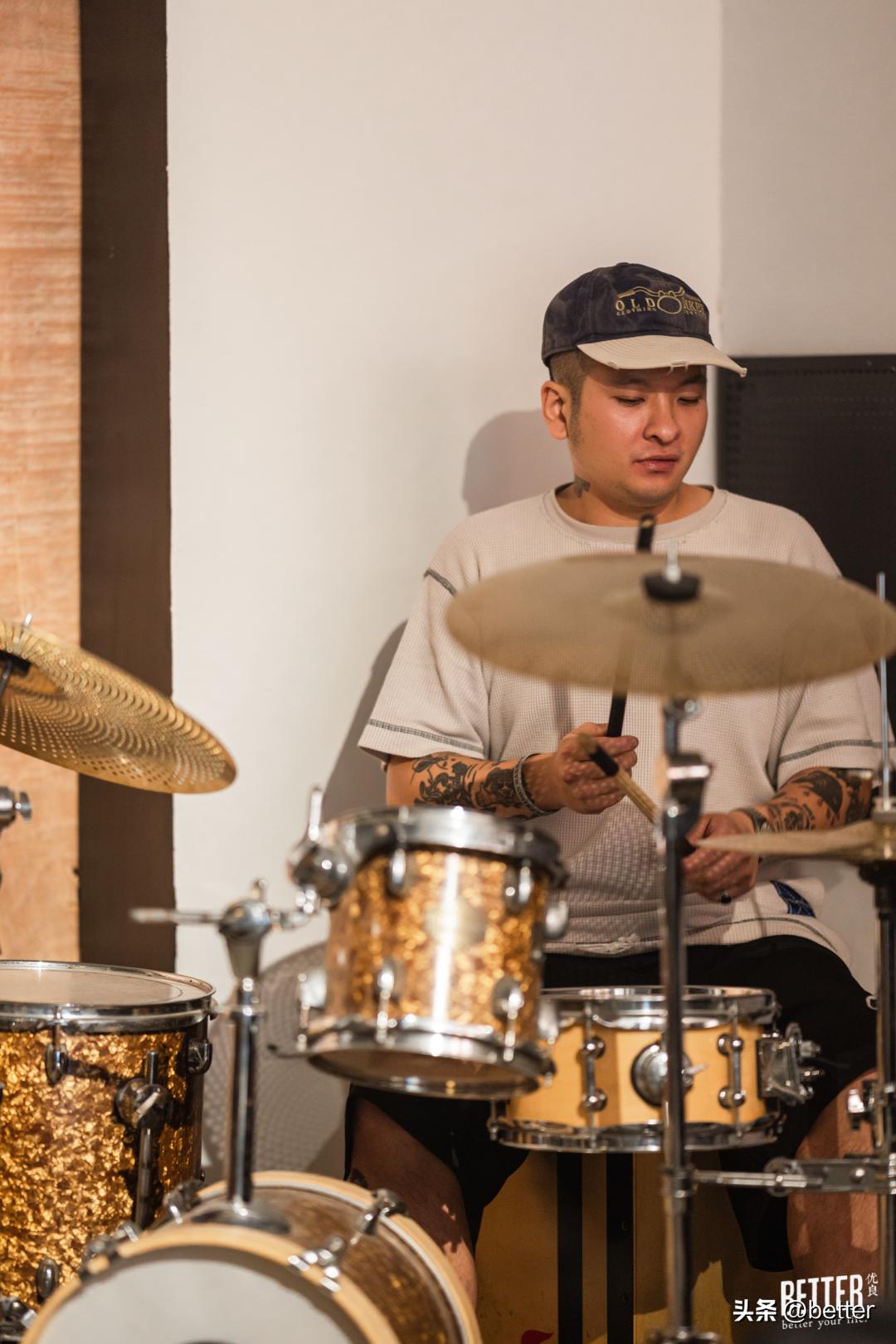 这家鼓手开的咸鱼咖啡，用音乐和咖啡「摆烂」