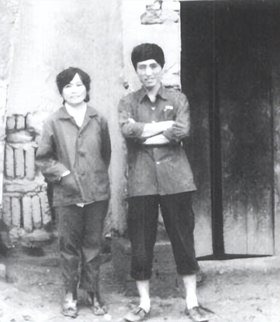 被亲爸张艺谋抛弃，公开点名巩俐毁她童年，张末都经历了什么？