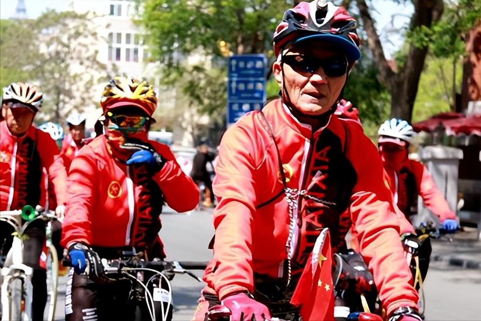 加入老年骑友群后我发现，老年男女关系很复杂，最后我果断的退出