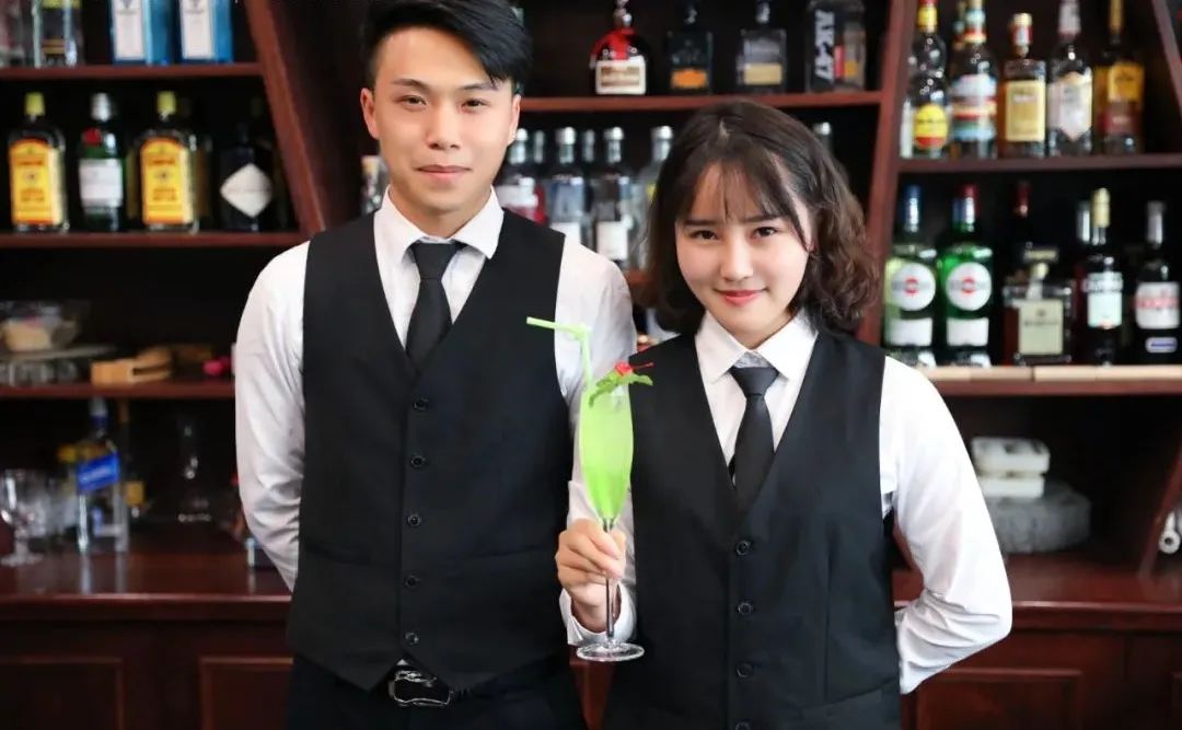 介绍一下调酒师是个什么样的职业,调酒师哪个行业最吃香