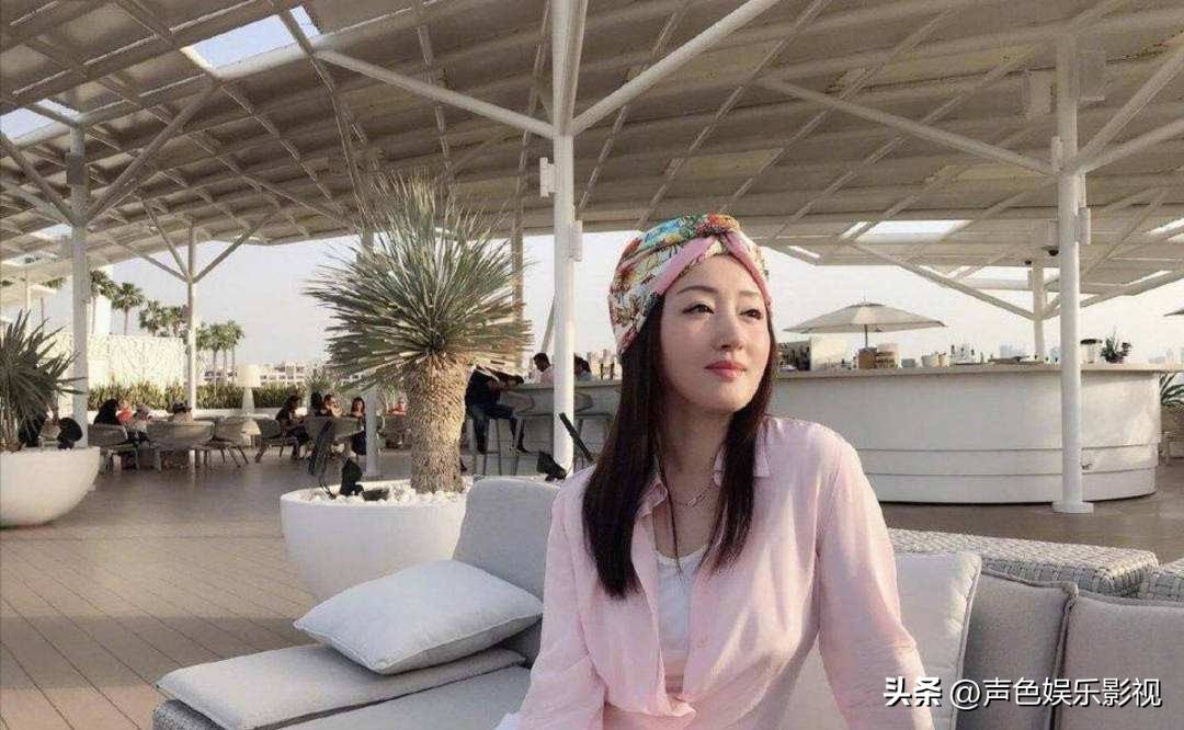 杨钰莹在工地卖唱,杨钰莹街头卖唱热舞