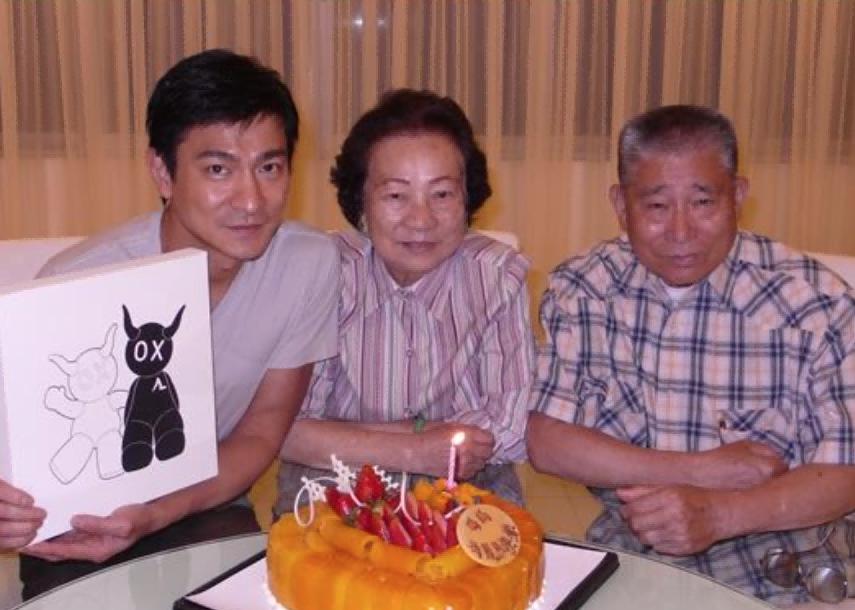 “惨遭吸血”刘德华：身价百亿却让姐姐住贫民窟，她到底做了什么