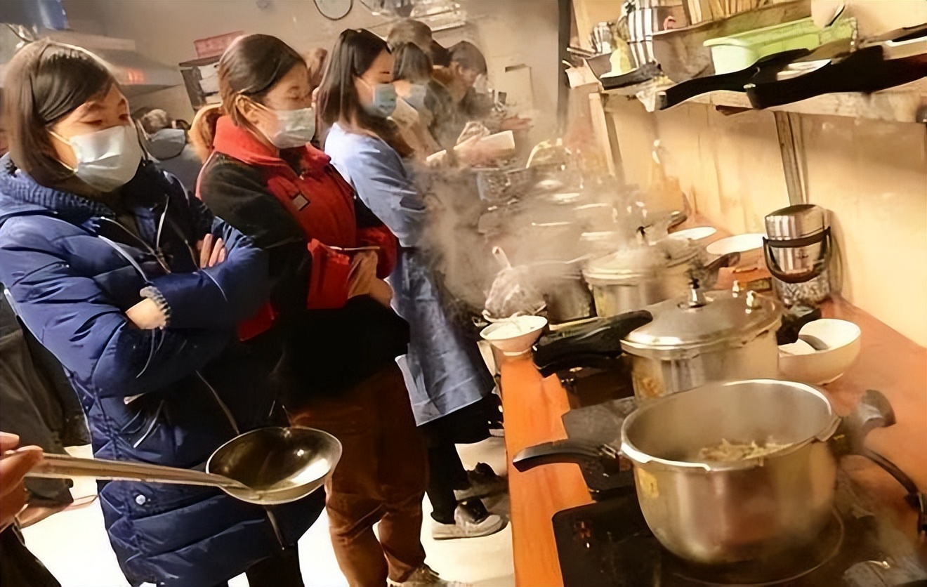 他们是癌症病人家属，每天去“1元厨房”做饭，称：那里从不打烊