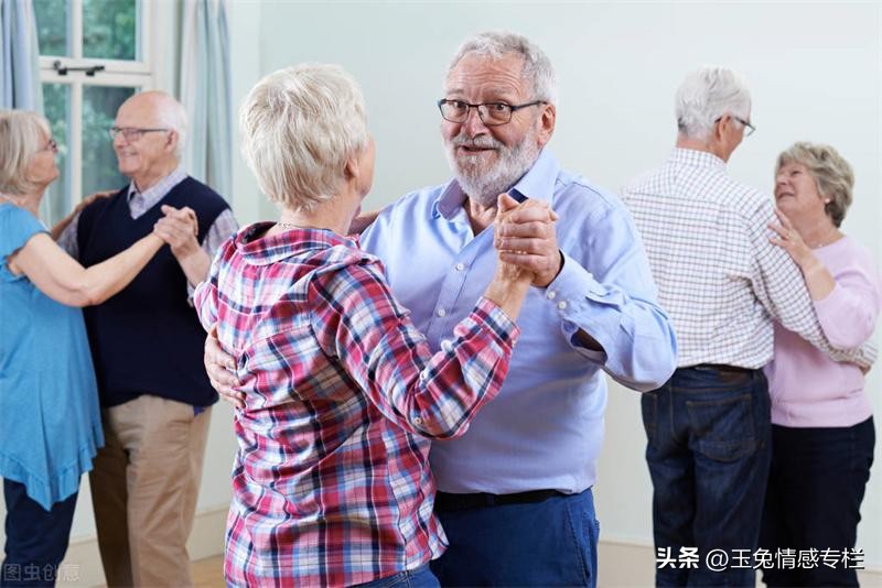 和交际男舞伴去旅游，仅1天就散伙，63岁阿姨哭诉：知己变成仇人