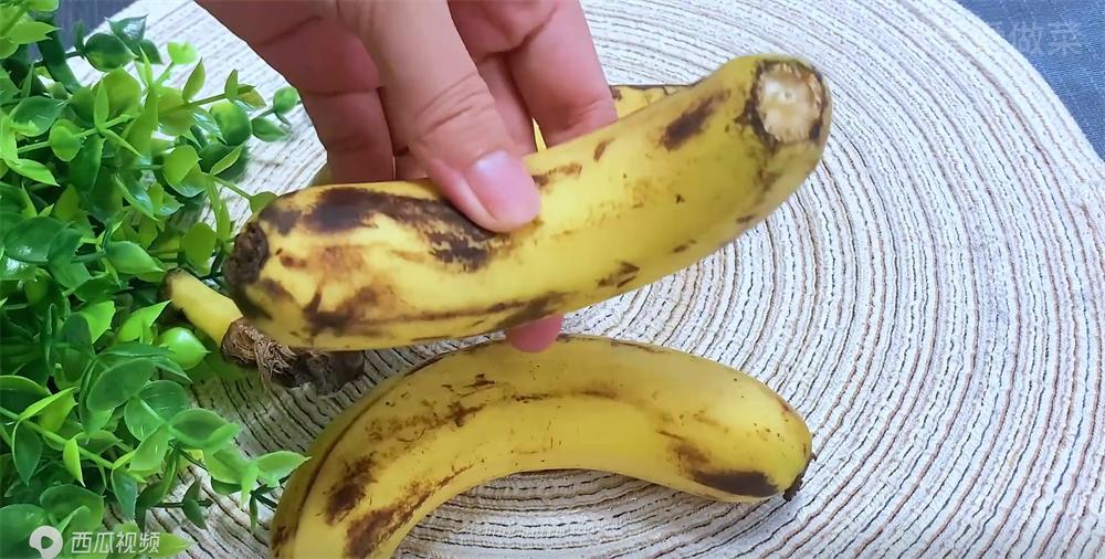 香蕉放水里泡一泡有什么作用,香蕉烂了别再扔了它还有这些用处