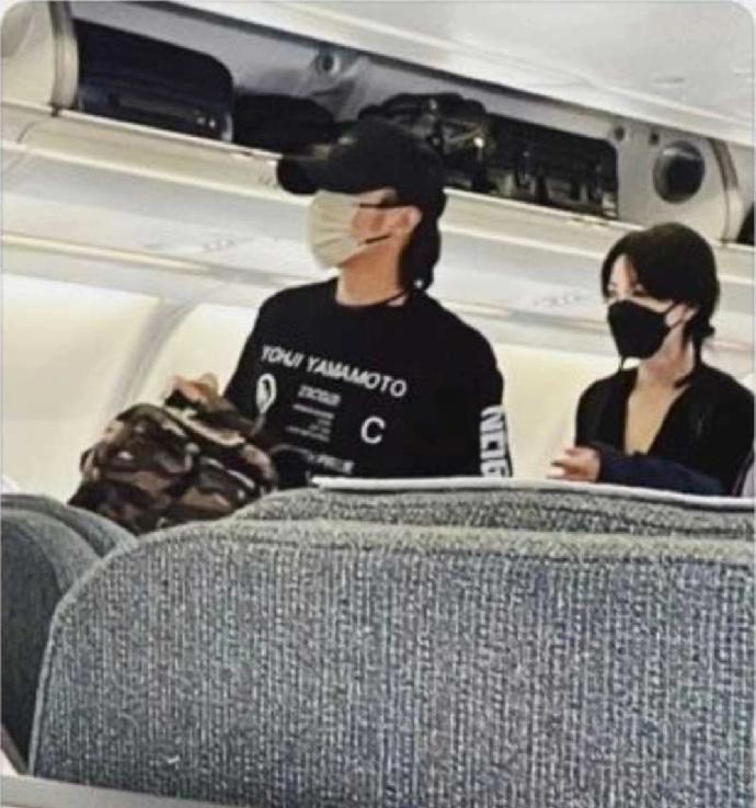 谢霆锋王菲机场合照,王菲谢霆锋经济舱