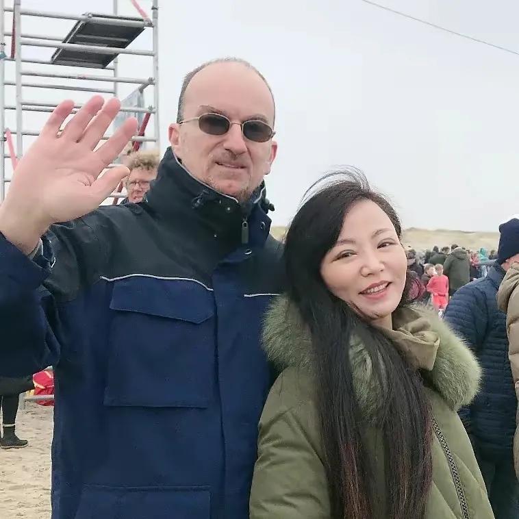 辽宁美女去荷兰寻找机会，偶遇荷兰男子，发现荷兰人喜欢中国文化