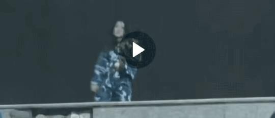 女生军训跳舞意外走光，淡定露球继续跳，身份疑被扒，网友：难评