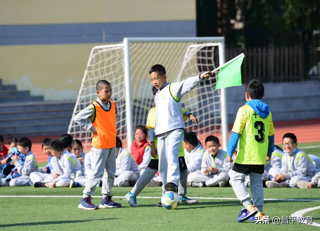 学生教室足球世界杯,班级足球联赛开幕式视频