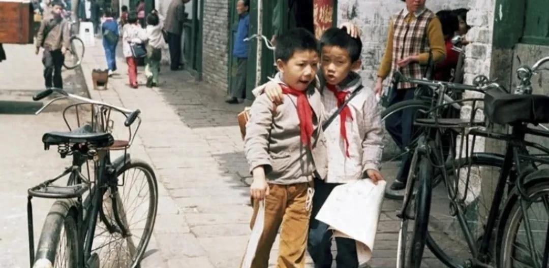 八十年代女人穿脚踩裤老照片,八十年代穿袜老照片