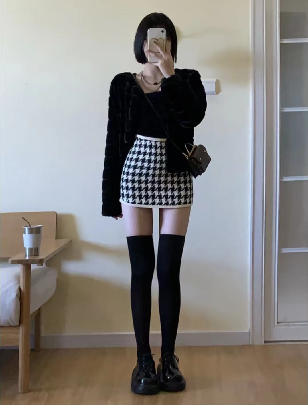 千鸟格半身裙秋冬款a字版30岁,黑白千鸟格半身裙配原绒色毛衫