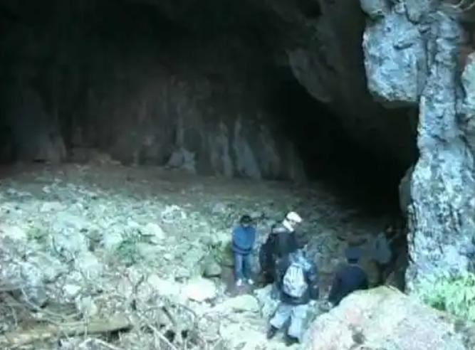 美国男子进入无人区视频,美国男人进入神秘洞穴探险