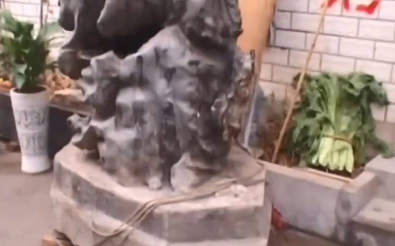 老汉花1200万买羊脂白玉,农村小伙摆地摊2天赚了一万块